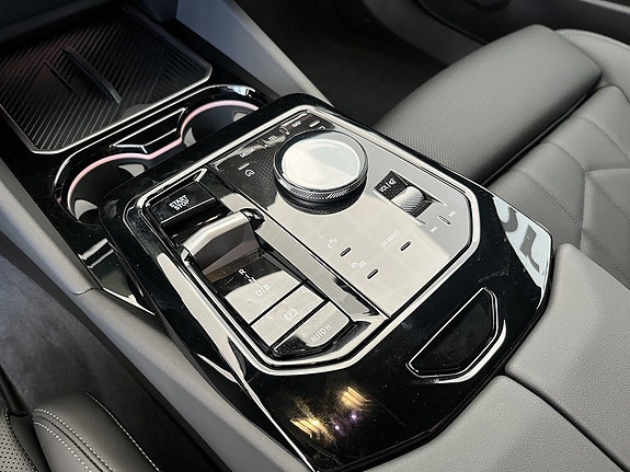 BMW i5 8 of 16