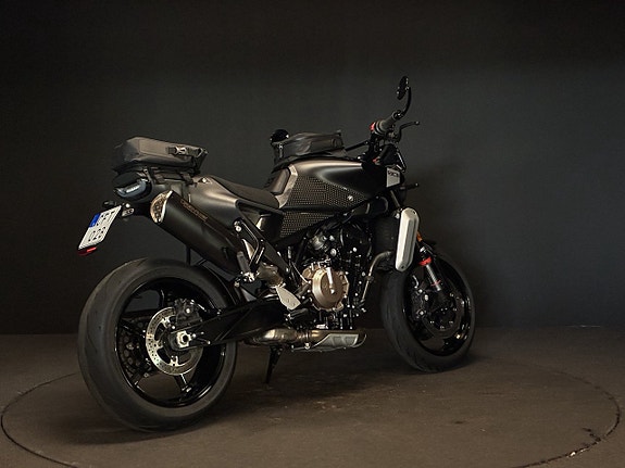 Husqvarna Svartpilen 801 - Remus slip-on samt väskor 6 of 6