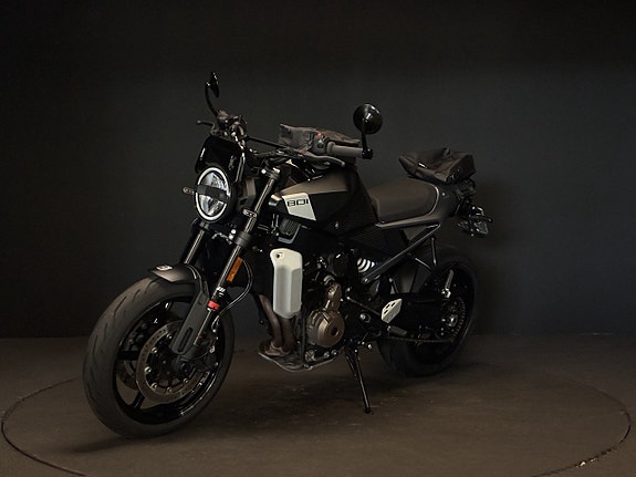 Husqvarna Svartpilen 801 - Remus slip-on samt väskor 3 of 6