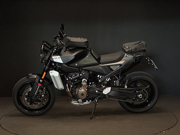 Husqvarna Svartpilen 801 - Remus slip-on samt väskor 2 of 6