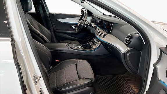 Mercedes-Benz E300 3 of 26