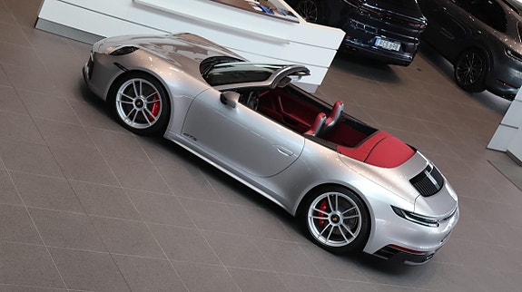 Porsche 911 Carrera 4 GTS 5 of 14