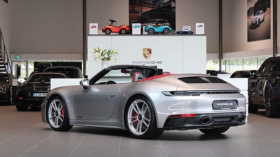Porsche 911 Carrera 4 GTS 2 of 14