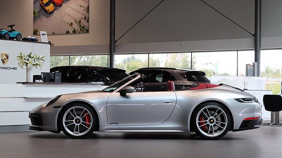 Porsche 911 Carrera 4 GTS 7 of 14