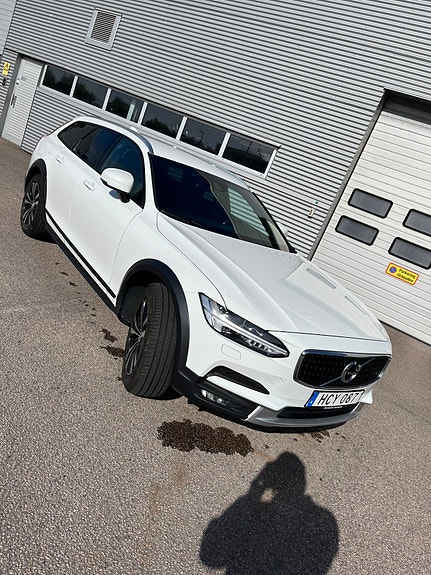 Volvo V90 Cross Country 2 of 5