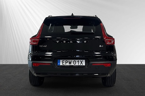 Volvo XC40 2 of 9