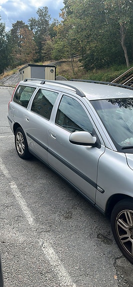 Volvo V70 2 of 5