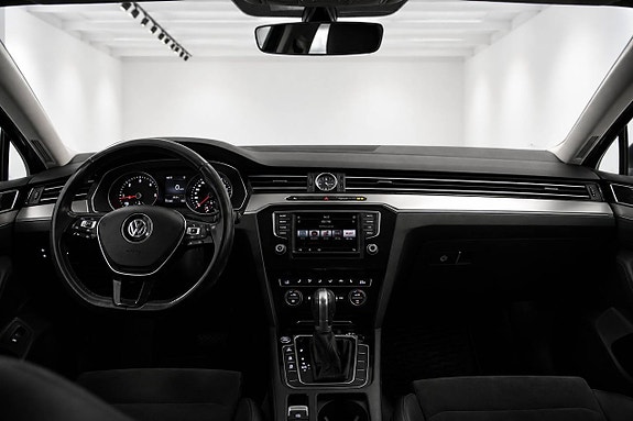 Volkswagen Passat 9 of 14