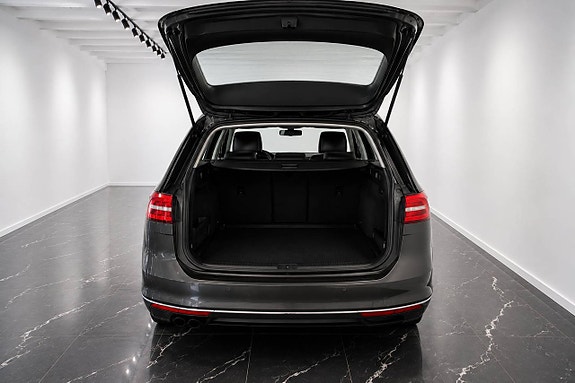 Volkswagen Passat 7 of 14