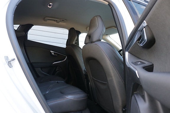 Volvo V40 Cross Country 13 of 22