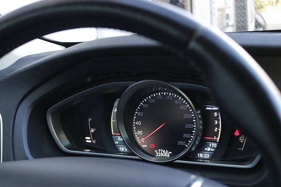Volvo V40 Cross Country 12 of 22