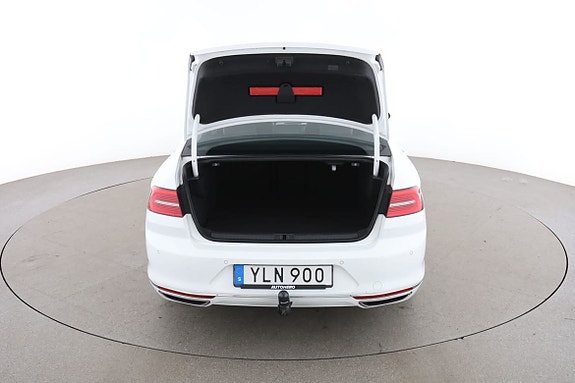 Volkswagen Passat 17 of 30
