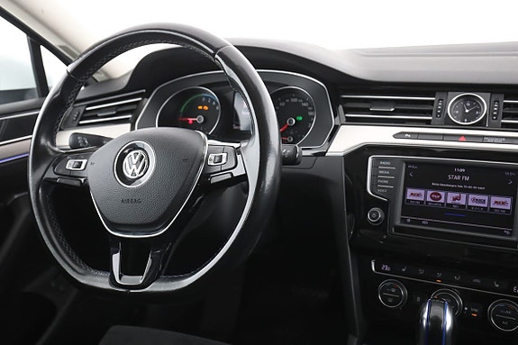 Volkswagen Passat 14 of 30