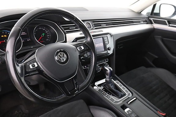 Volkswagen Passat 12 of 30