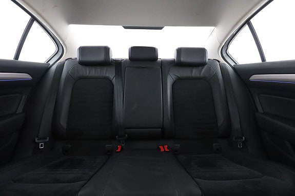 Volkswagen Passat 16 of 30
