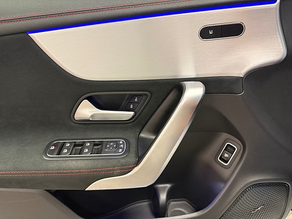 Mercedes-Benz CLA180 9 of 17