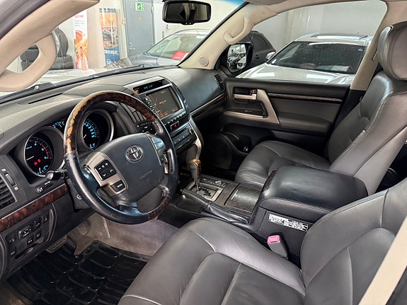 Toyota Land Cruiser 7 of 19