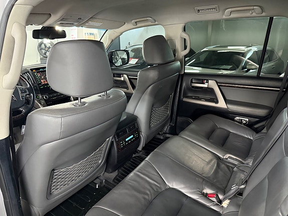 Toyota Land Cruiser 9 of 19