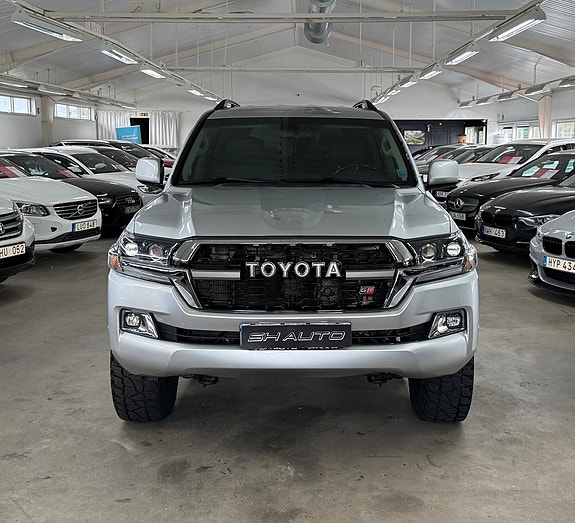 Toyota Land Cruiser 2 of 19