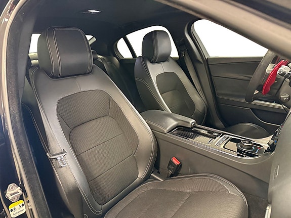 Jaguar XE 11 of 17