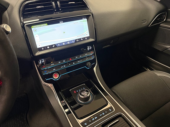 Jaguar XE 13 of 17