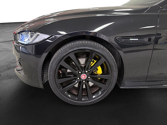 Jaguar XE 16 of 17