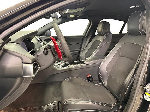 Jaguar XE 8 of 17