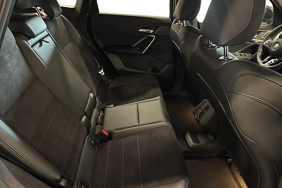 BMW iX1 6 of 18