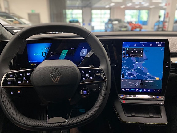 Renault Scenic E-Tech 2 of 9