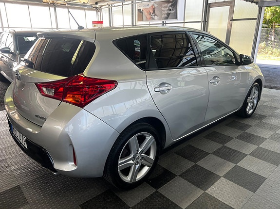 Toyota Auris 4 of 15