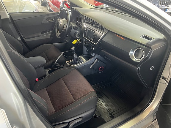 Toyota Auris 9 of 15