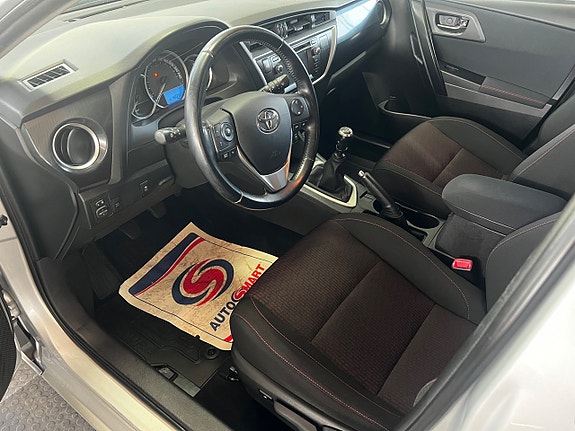 Toyota Auris 5 of 15
