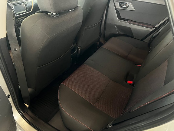 Toyota Auris 6 of 15