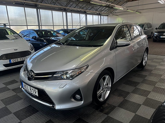 Toyota Auris 2 of 15