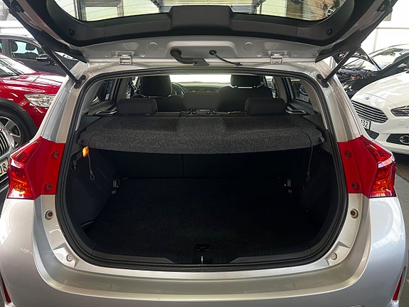Toyota Auris 7 of 15