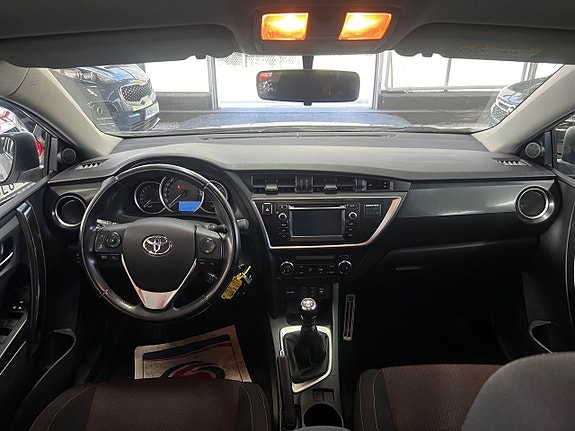 Toyota Auris 15 of 15