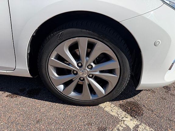 Toyota Auris 10 of 15