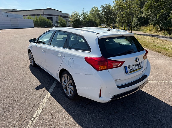 Toyota Auris 4 of 15