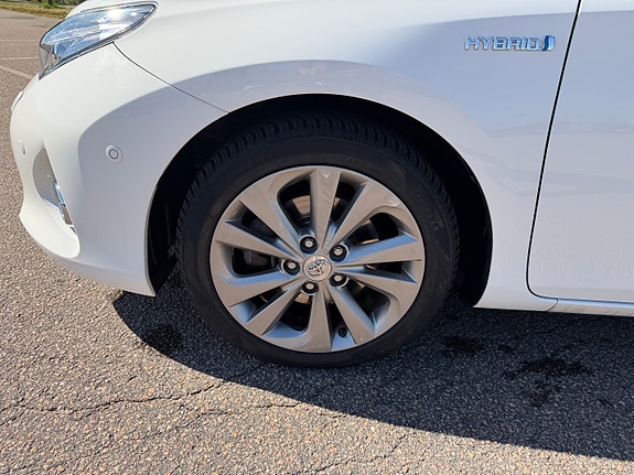 Toyota Auris 7 of 15