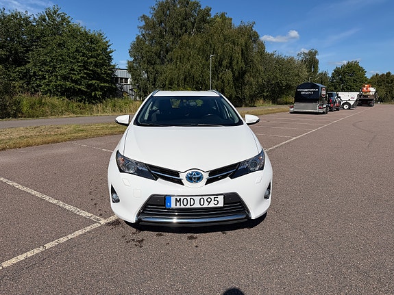 Toyota Auris 2 of 15