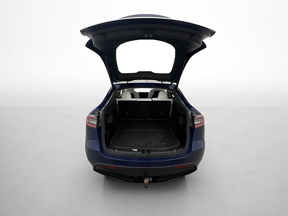Tesla Model Y 10 of 30