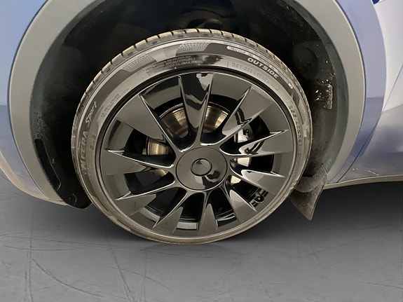 Tesla Model Y 28 of 30