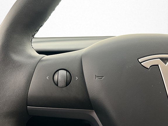 Tesla Model Y 19 of 30