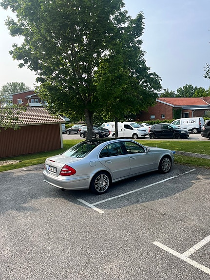 Mercedes-Benz E280 3 of 6