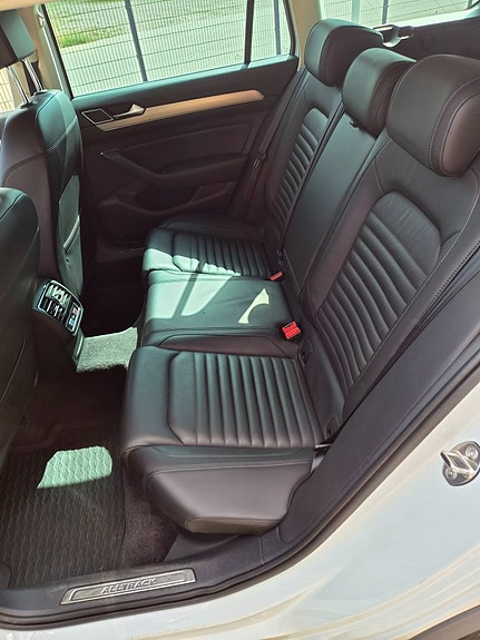 Volkswagen Passat Alltrack 12 of 15