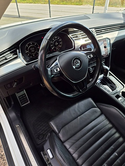 Volkswagen Passat Alltrack 9 of 15