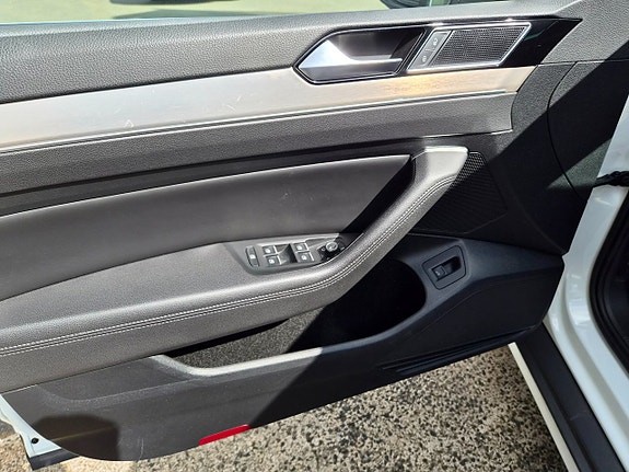 Volkswagen Passat Alltrack 10 of 15