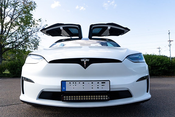 Tesla Model X 9 of 24