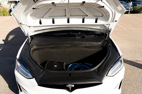 Tesla Model X 18 of 24
