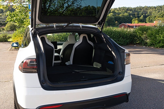 Tesla Model X 17 of 24